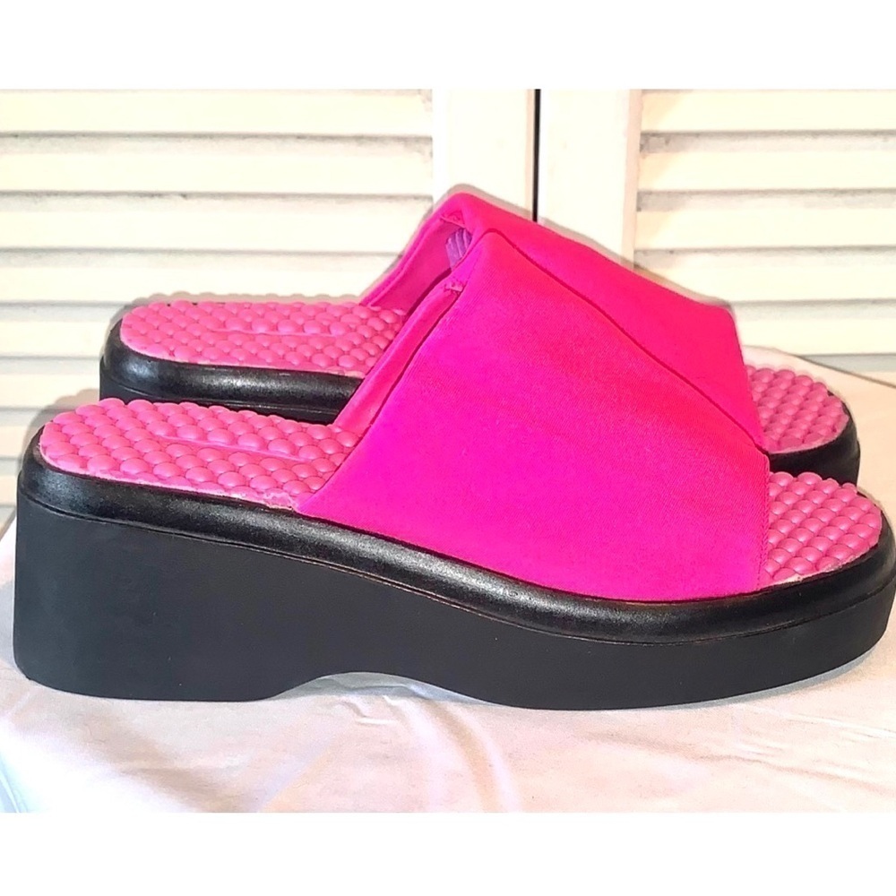 Bamboo Platform Sandals black and neon pink Women’s 8.5